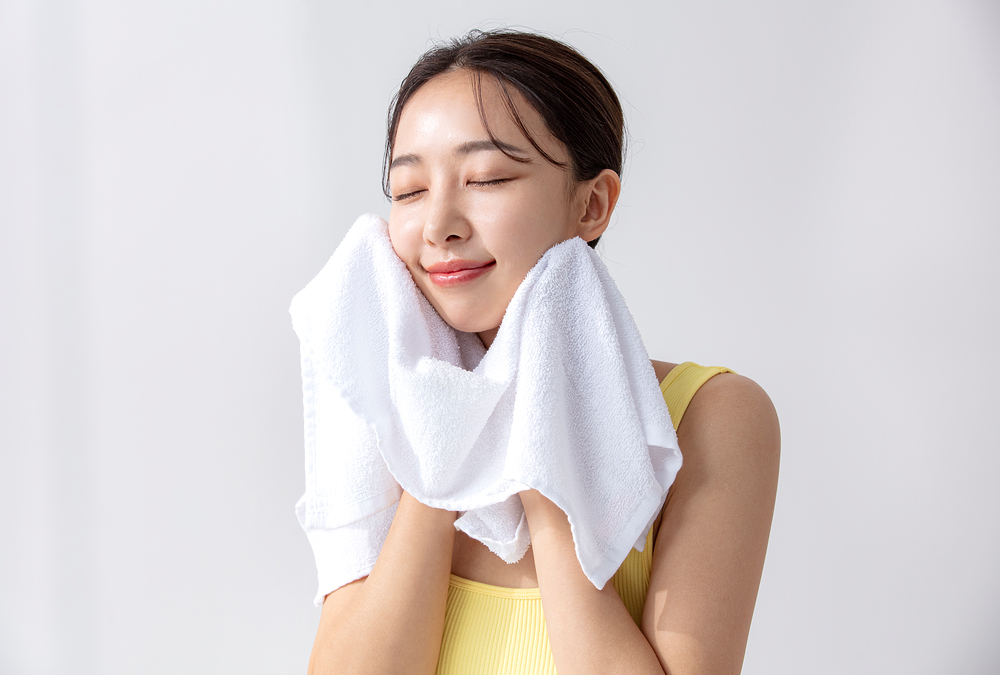 피부 수분과 피부결 관리를 하는 모습